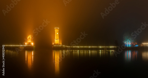 Hafeneinfahrt von Lindau Bodensee bei Nacht mit Beleuchtung