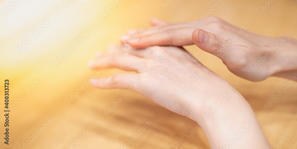 Naklejka premium Close-Up of female Hands is Applying Moisturizing Lotion Cream for Healthy Skin.