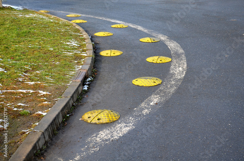 extension of the avoidance radius directing the movement of cars at the intersection using the region line drawn on the road and yellow exits in the shape of a yellow lens, a hump