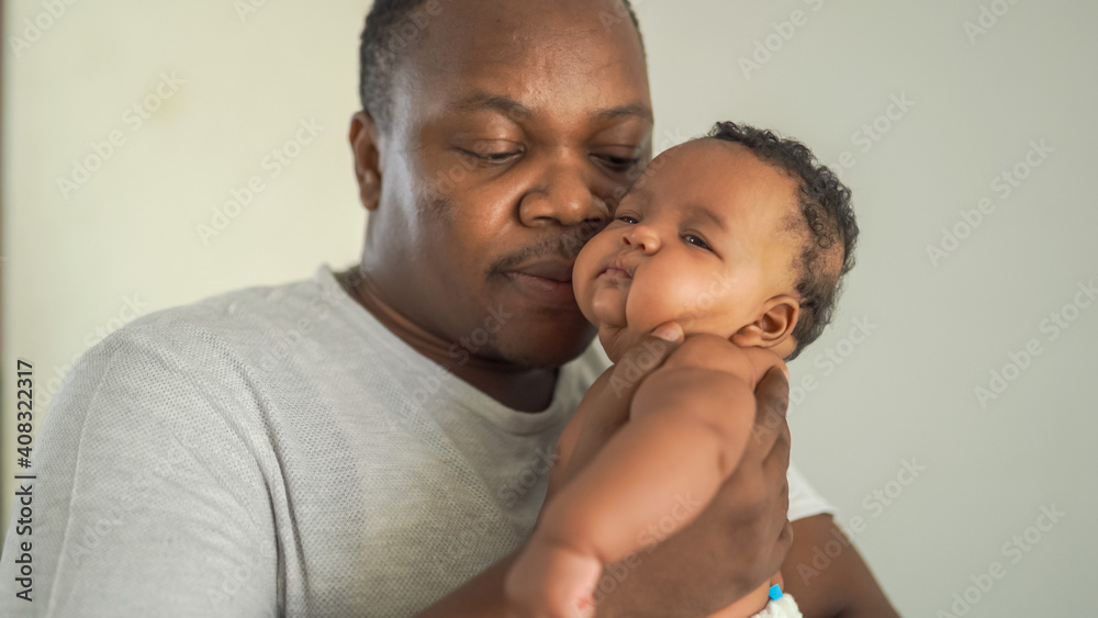 Obraz premium African man with his little baby