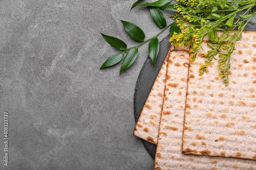 Foto Jewish flatbread matza for Passover on grey background