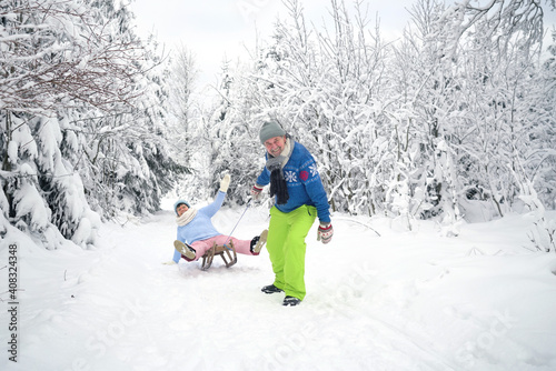 Lebensfreude - älteres Paar im Schnee