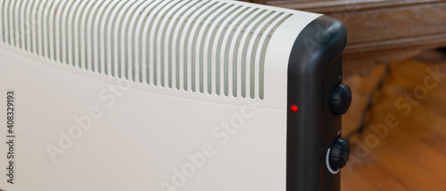 Quadro su tela Bannière d'un radiateur électrique d'appoint posé au sol dans une maison