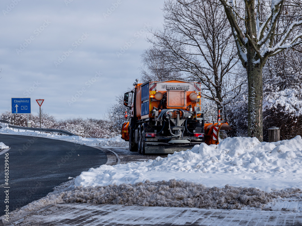 Winterdienst im Einsatz auf der Autobahn Winterdienst im Einsatz auf der Autobahn