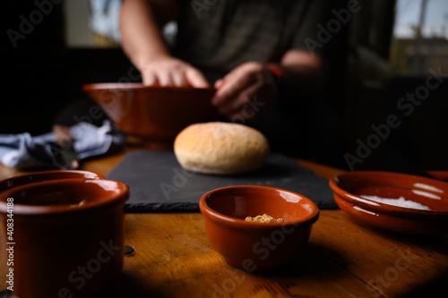 Elaboración y preparación de receta casera con especias pan 