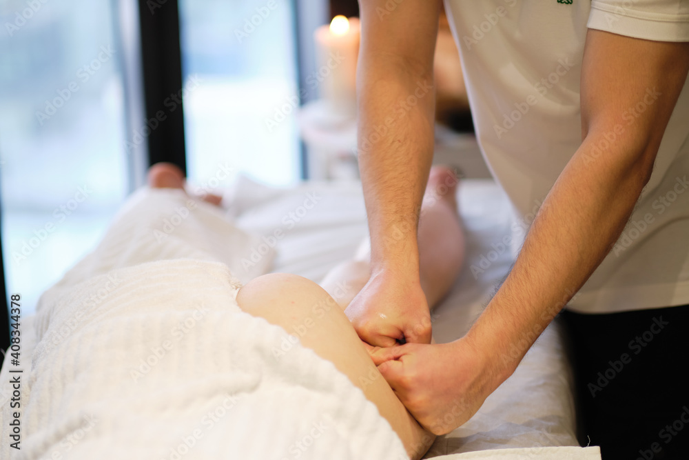 Obraz premium masseur makes anticellulite massage young woman in the spa salon. Body care concept. Special anticellulite treatment.
