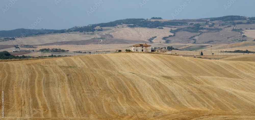 panorana su terreno agricolo con colline e fattoria panorana su terreno agricolo con colline e fattoria