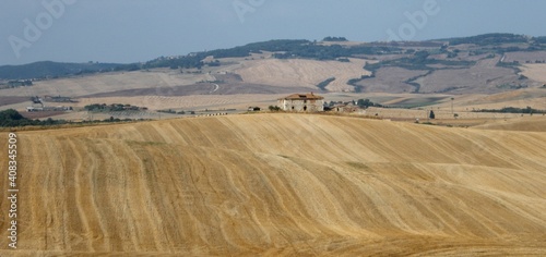 panorana su terreno agricolo con colline e fattoria photo