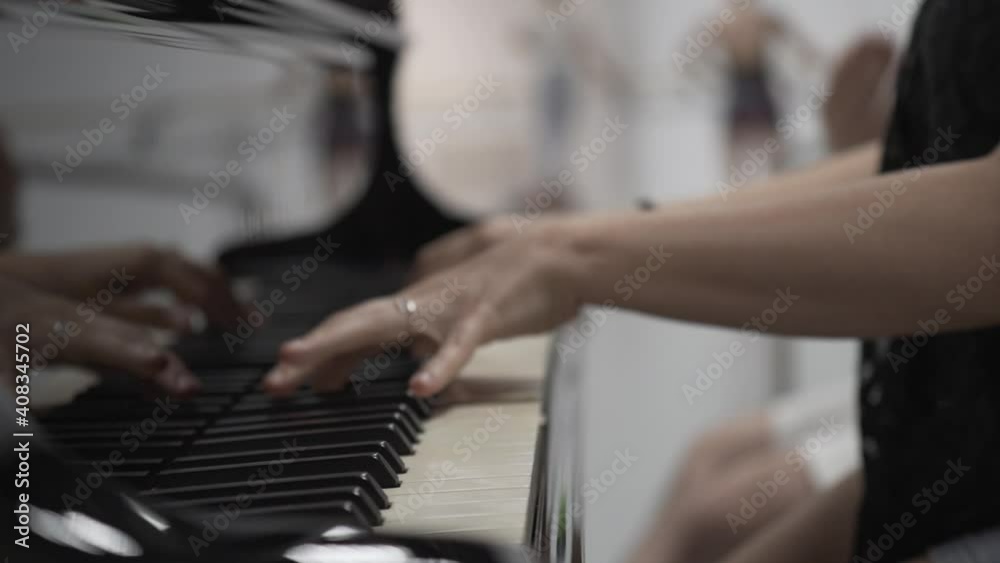 Pianista en primer plano en cámara lenta