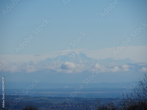 Mont Blanc émergeant des nuages