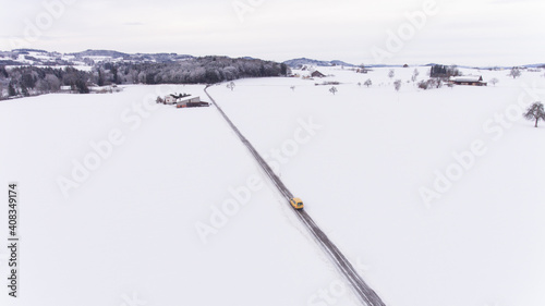 Postauto auf verschneiter Strasse