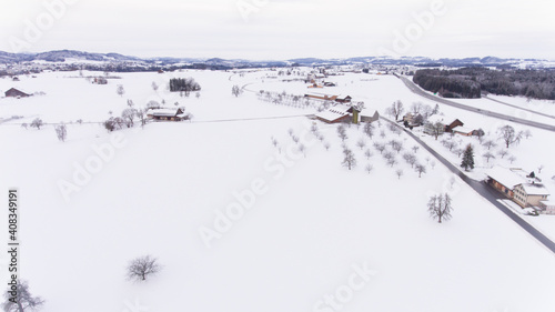 Bauernhof in verschneiter Landschaft