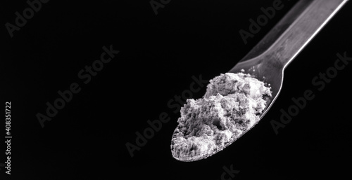 Tableau sur toile Zirconium Silicate (ZrSiO4), used in opacifiers in ceramic enamels, is a zirconium oxide that contains quartz