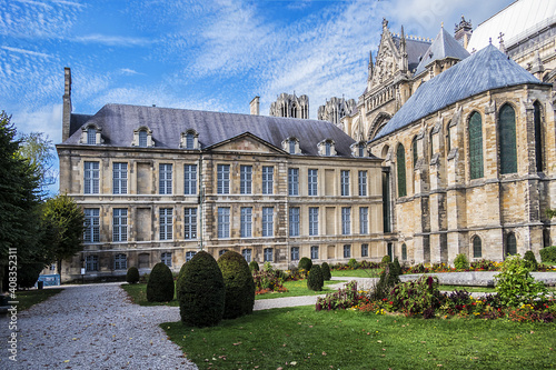 Fotografia Mediaeval Palace of Tau (Palais du Tau) and palace chapel (on right) in Reims