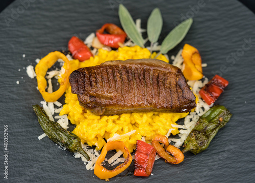 Entenbrustfilet mit Safran Reis und Pimentos photo