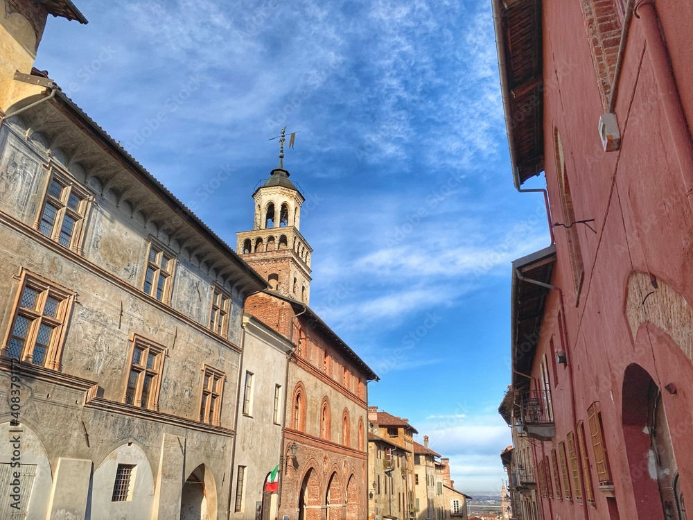 veduta della salita al castello, nella parte storica della cittadina di Saluzzo, in Piemonte