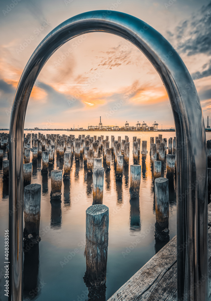 Obraz premium Framing the old wooden pylons of historic princes pier in Port Melbourne, Australia.