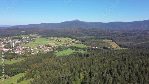 Langsamer Flug Video einer Luftaufnahme mit einer Drohne im bayerischen Wald Rückwärts  Richtung Riedelhütte und dem Berg Rachel, Deutschland photo