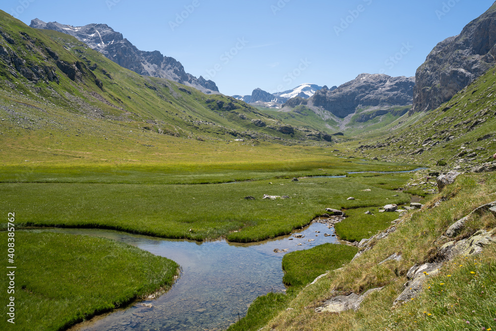 Ruisseau de montagne vers le lac de La Plagne,parc de la Vanoise, Savoie, France 
