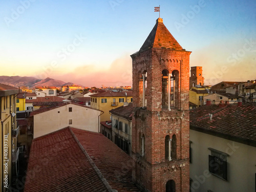 La Parrocchia di Santa Cecilia à Pise vue depuis les toits. 