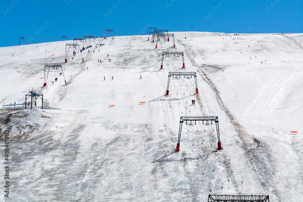 Les deux Alpes snowsports resort with year-round snow covering and skiable glacier at 3600 m altitude in summer - obrazy, fototapety, plakaty 