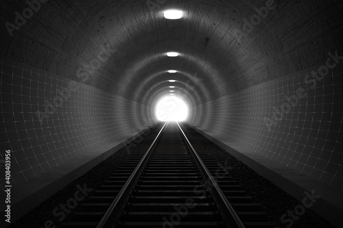 Bahntunnel mit Gleise und hellem Licht am Ausgang des Tunnels. 3D Rendering