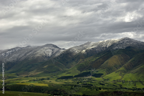 Valle verde y montañas blancas