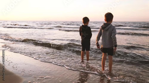 Menschen und Kinder an der Ostsee im warmen Licht