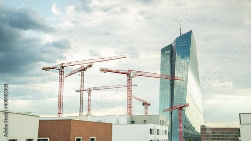 Zeitraffer von Kränen vor der Europäischen Zentralbank