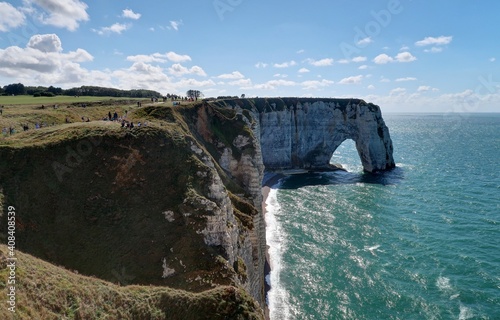 les falaises et le village d'Etretat en Normandie
