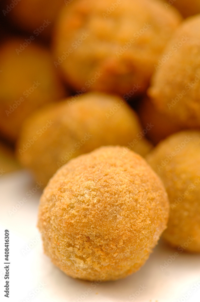 Mixed fried all'ascolana includes olives all'ascolana and fried cream called cremini fritti.
