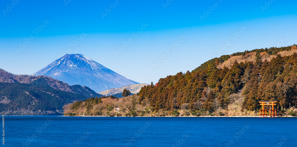 芦ノ湖から眺める富士山　冬景　ワイド