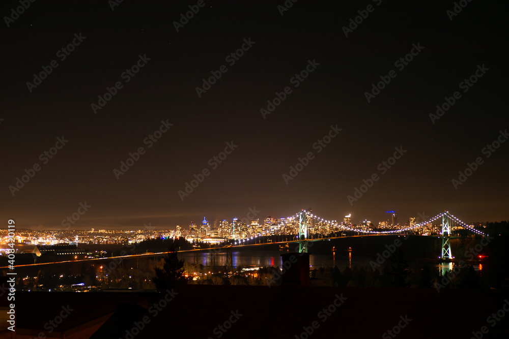 バンクーバーのビル街の夜景と橋