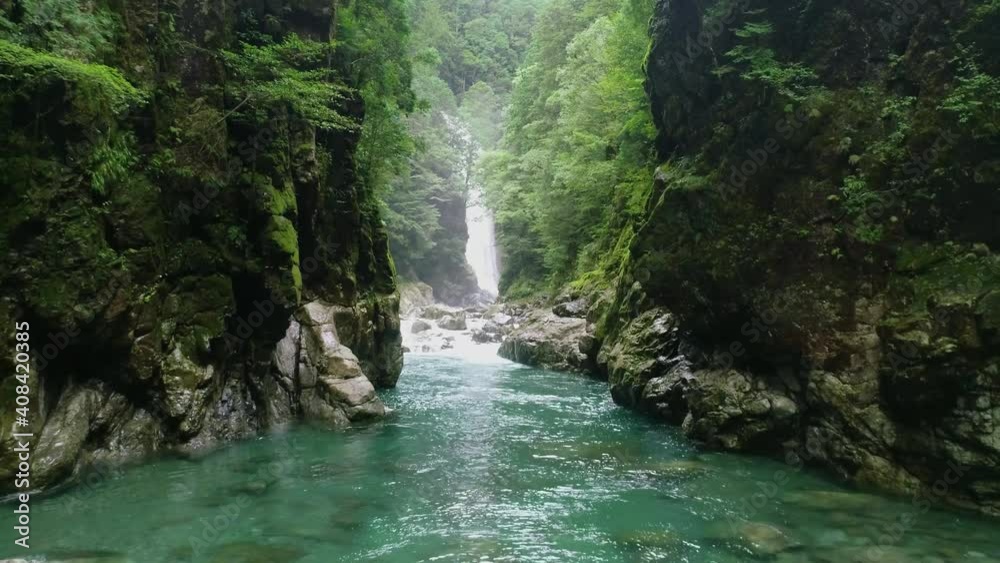 日本三大渓谷・大杉谷にあるシシ渕越しニコニコ滝のドローン空撮 日本三大渓谷・大杉谷にあるシシ渕越しニコニコ滝のドローン空撮