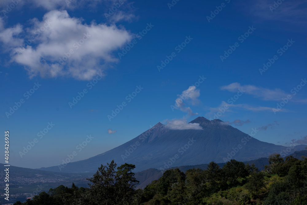 Paisaje en Guatemala con vista hacia el volcán Acatenango Paisaje en Guatemala con vista hacia el volcán Acatenango
