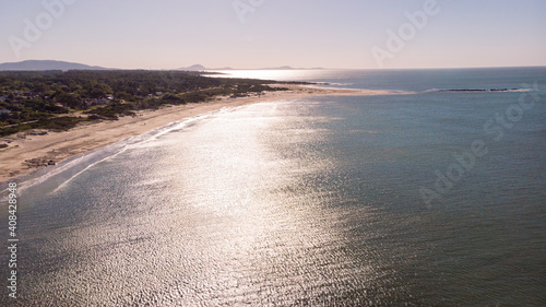 Fotografie Aerial shot of a mesmerizing seascape in the daytime surrounded by forest under