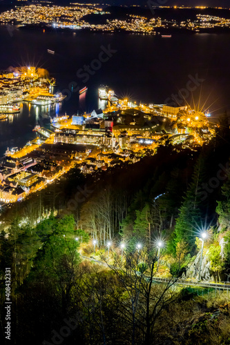 Fototapeta Naklejka Na Ścianę i Meble -  ベルゲンの町並みの夜景
