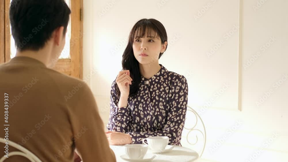 カフェで話し合いをするカップル