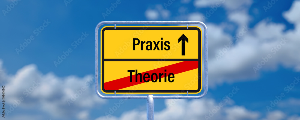 Fototapeta premium signpost with the German words for THEORY and PRACTICE in front of a cloudy sky