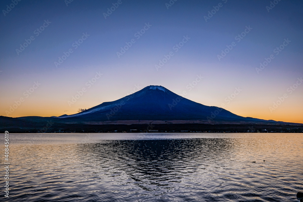山梨県の山中湖と富士山
