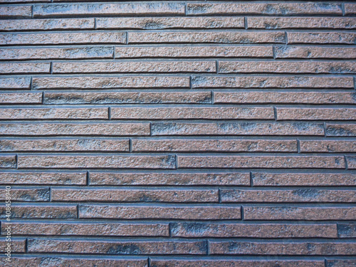 細長い長方形タイルを組み合わせた壁 © odayaka