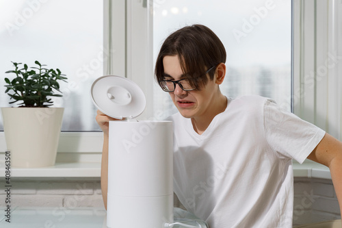 the man opened the lid of the humidifier and did not smell a pleasant smell.