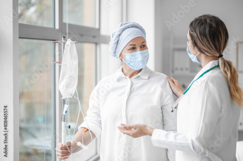 Obraz na plátne Doctor and mature woman undergoing chemical therapy course in clinic