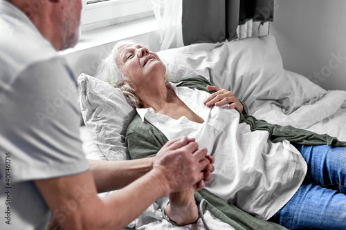 senior man visiting his sick wife at hospital ward, support and help. health, medicine concept