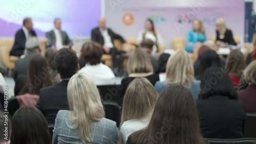 Wallpaper Mural Audience listens to the lecturer Torontodigital.ca