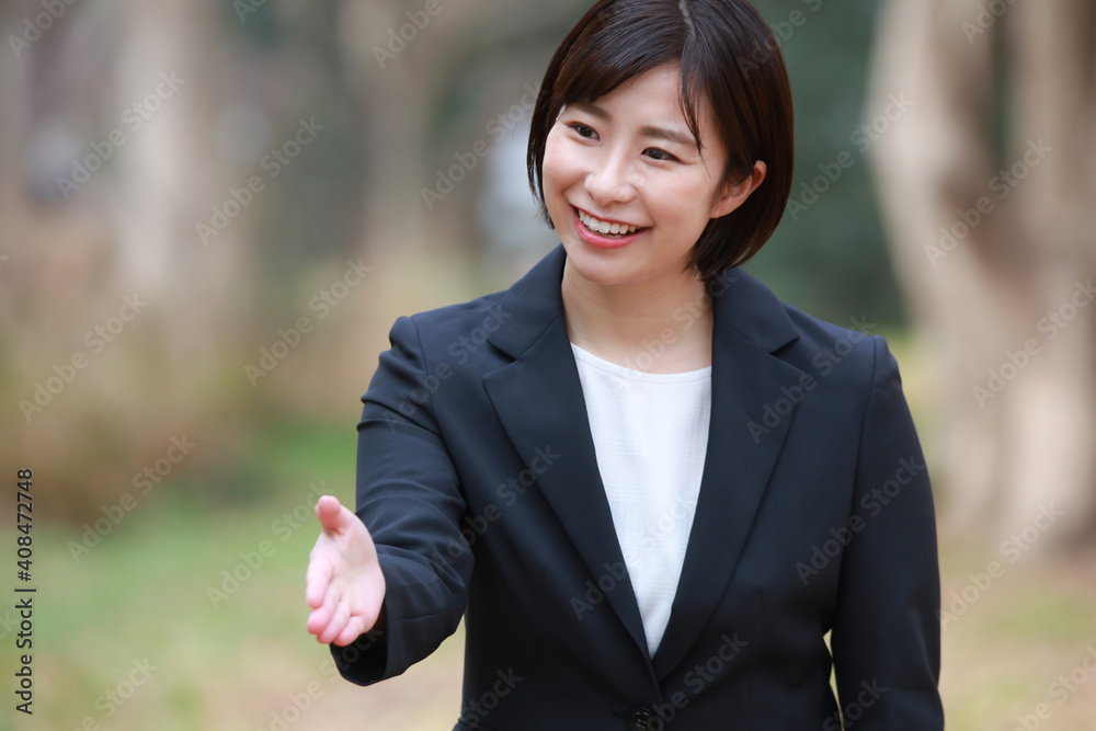握手する女性社員 握手する女性社員