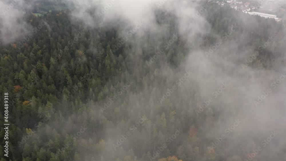 Flug Filmmaterial einer Luftaufnahme mit einer Drohne im bayerischen Wald schwebend über Baumkronen Wald mit vorbeiziehendem Nebel Nebelschwaden bei Grafenau, Deutschland
