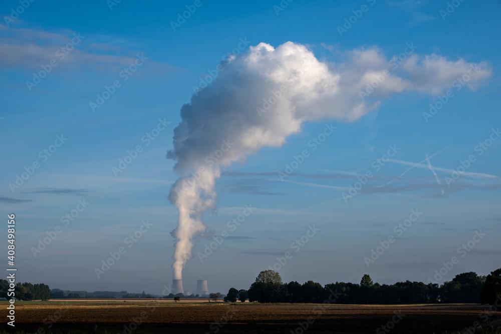 Les refroidisseurs de la centrale nucléaire de Belleville envoient un panache de vapeur dans le ciel Les refroidisseurs de la centrale nucléaire de Belleville envoient un panache de vapeur dans le ciel