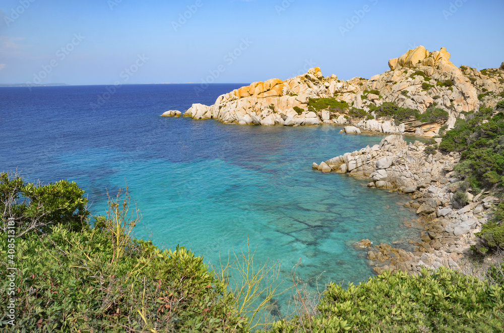 Sardinische Meeresbucht in türkis