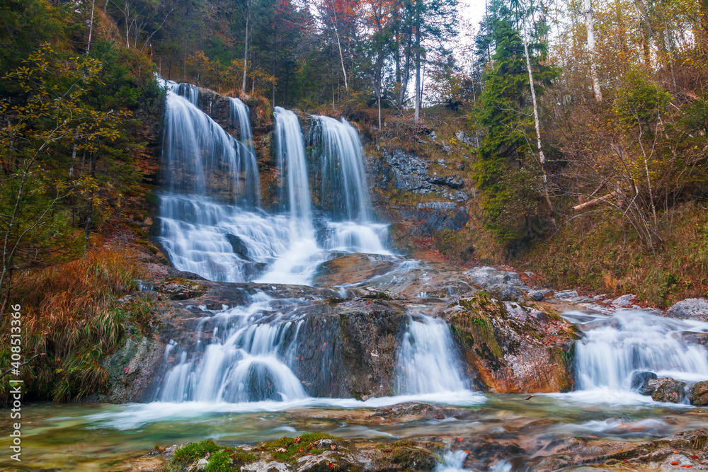 Obraz premium Large waterfall in beautiful autumn colors in Berchtesgaden National Park near the German-Austrian border, Allgau Alps, Bavaria province